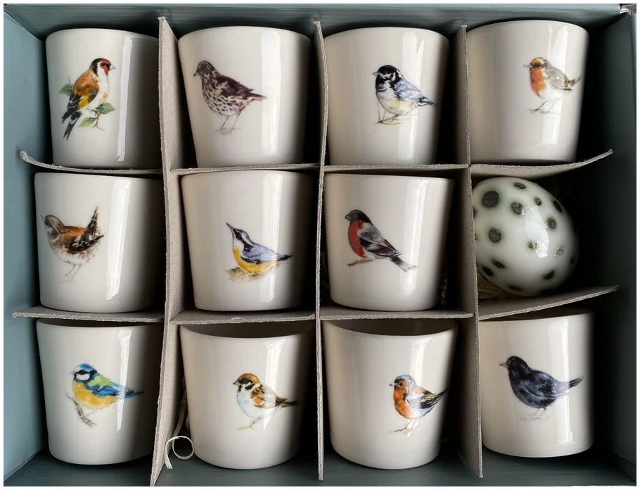 Gaveeske med 11 eggeglass og et porselensegg