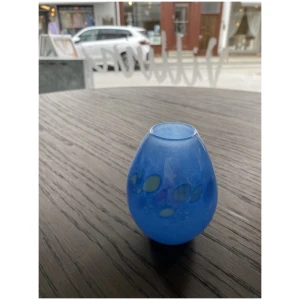 Liten vase med fargedryss 11