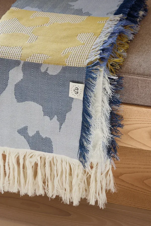 Heritage throw blue